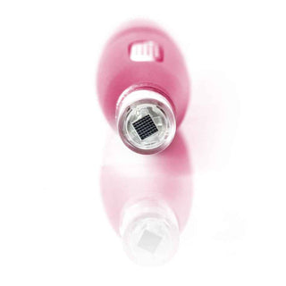 FeatherTouch™ pink Dieses Hightech-Beauty-Tool nutzt nadelfreie Nano-Technologie, um hochwirksame Wirkstoffe tief in die Haut zu nanoporieren
